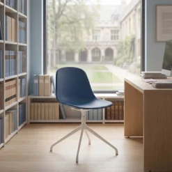 Sedia conferenza Lara, base piramidale in alluminio