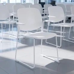 Sedia da Conferenza con braccioli Nadya, Pratica e impilabile