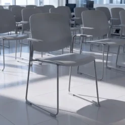 Sedia da Conferenza con braccioli Nadya, Pratica e impilabile