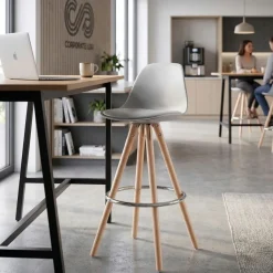 Sgabello alto Norway con gambe in legno, design scandinavo